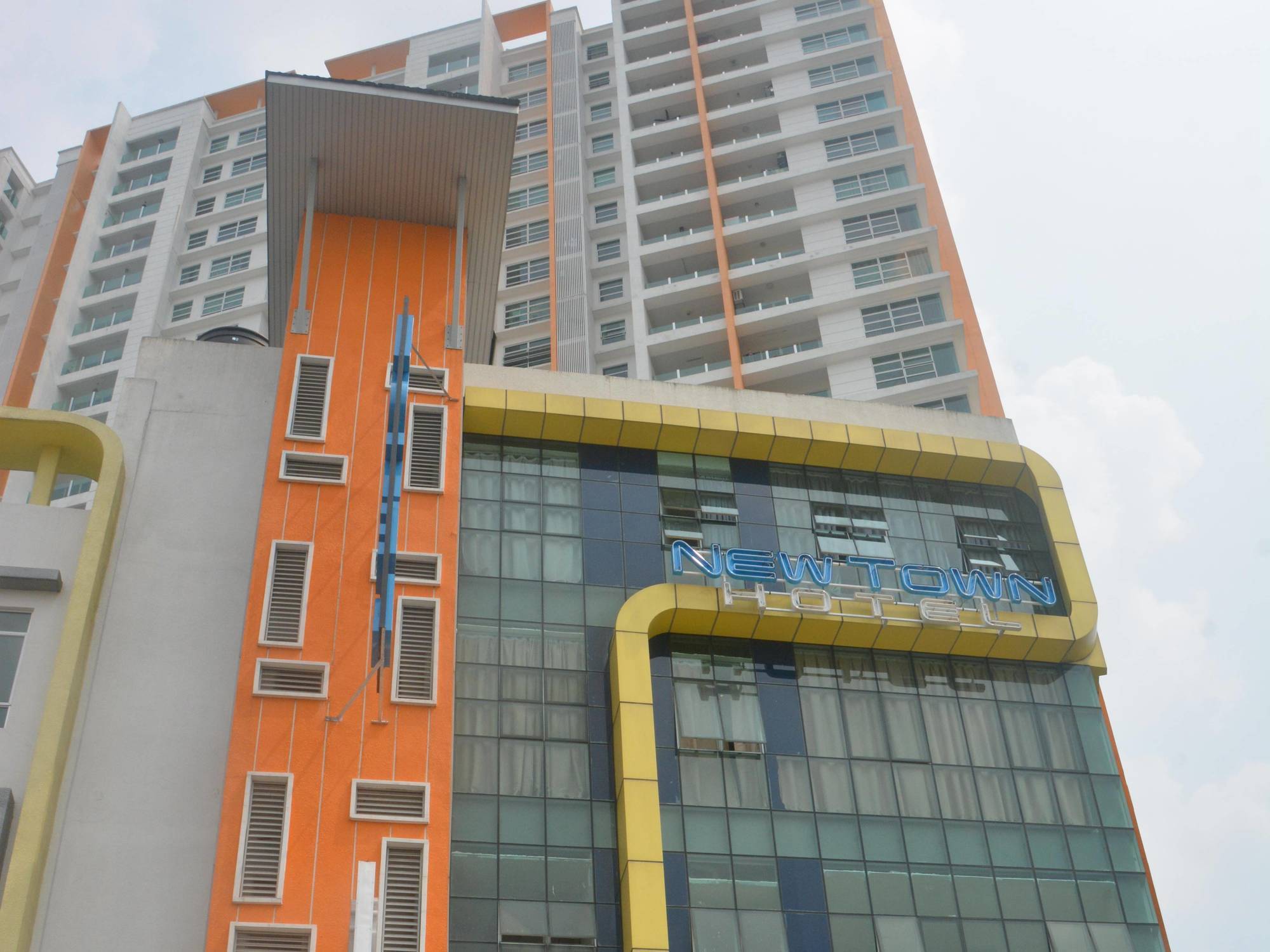 Newtown Hotel Пучонг Екстер'єр фото